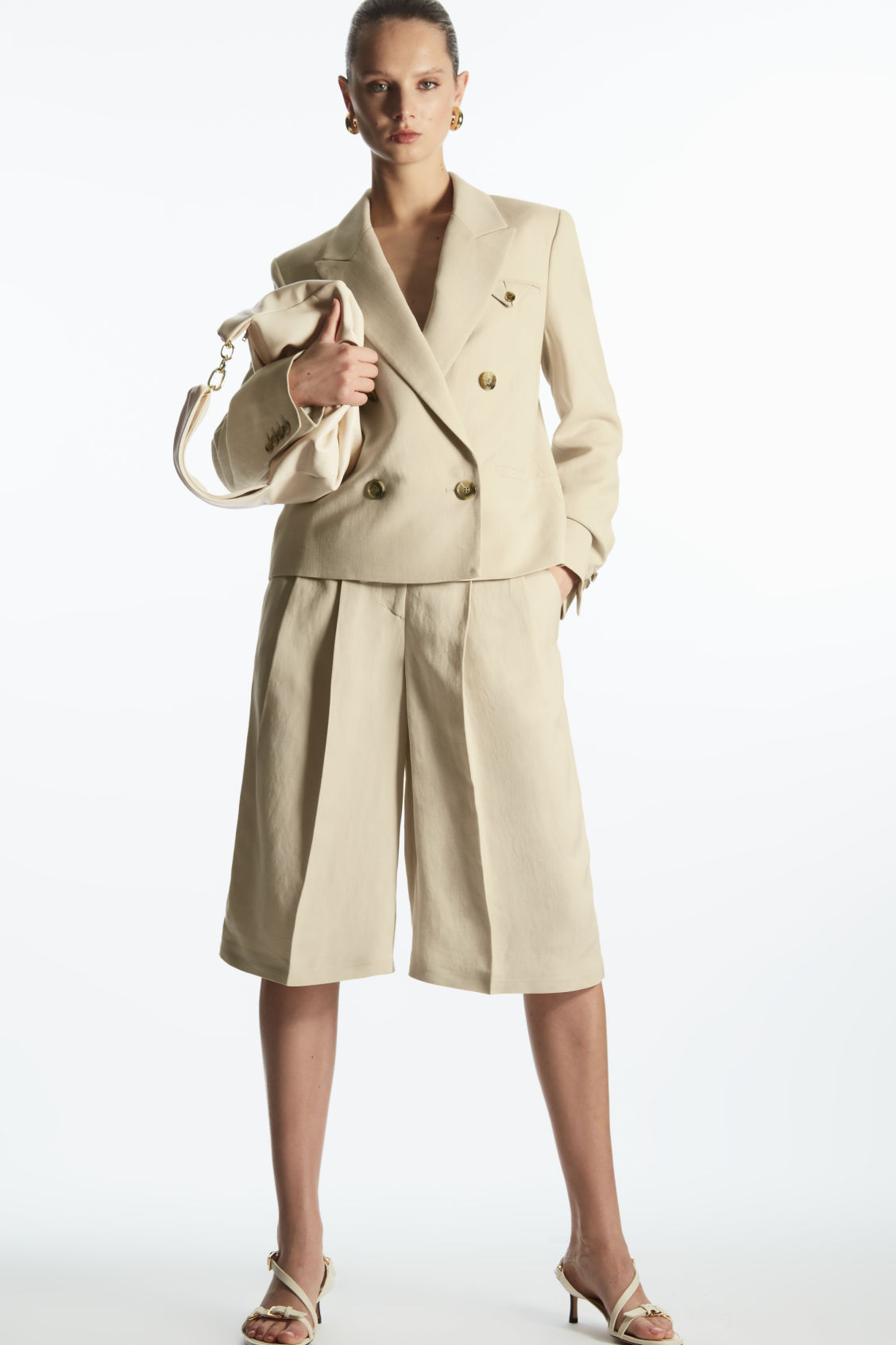 طقم نسائي جميل